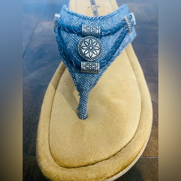 Minnetonka Silverthorne Thong Sandals Slip On Leather Jeweled Padded Foot Blue 7 - Picture 8 of 11